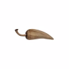 Figura decorativa con forma de ají tallada en madera, mostrando su tallo curvo y cuerpo alargado con acabado rústico en tonos café claro.