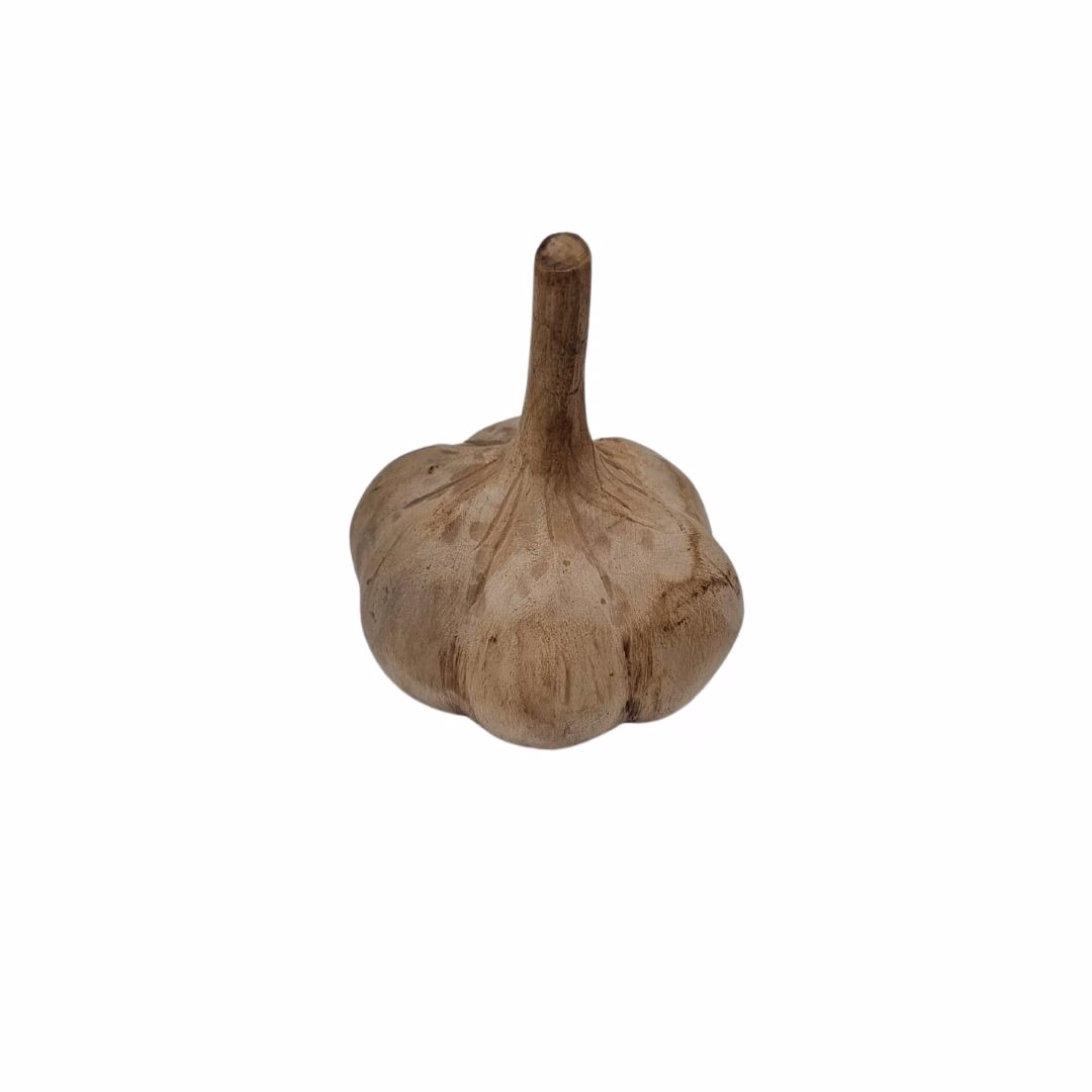 Figura decorativa de ajo tallado en madera con acabado rústico y tallo alargado.