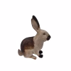 Figura decorativa de un conejo mediano tallado en madera, vista de perfil con detalles texturizados en tonos café y beige.