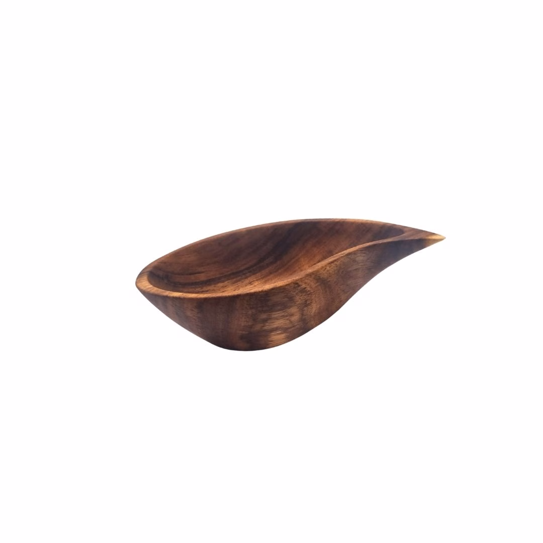 Vista superior e interior de un cuenco de madera de aromo tallado con forma de gota de agua, talla S, mostrando sus vetas oscuras.