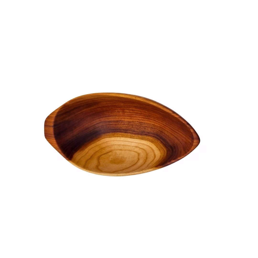 Vista superior e interior de un cuenco de madera nativa con forma de piñón, destacando el contraste de vetas oscuras y claras.