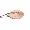 Acercamiento al disco de madera y los orificios del cordel de un run run tradicional.