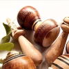 Grupo de emboques de madera tradicionales chilenos con finas terminaciones y vetas naturales.