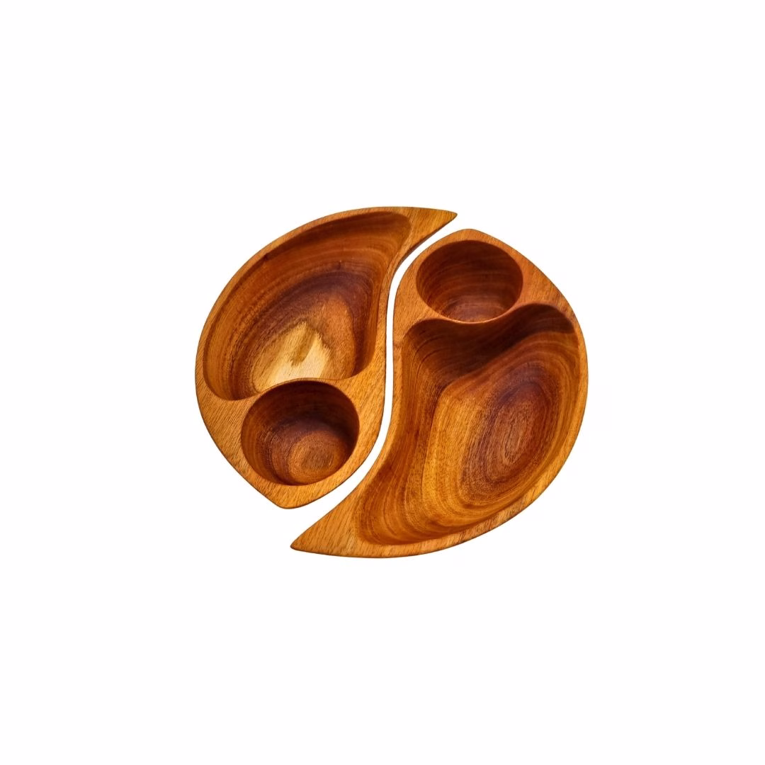 Vista superior de las Fuentes Yin Yang de madera de aromo, mostrando dos cuencos complementarios con espacios para salsas y aperitivos.