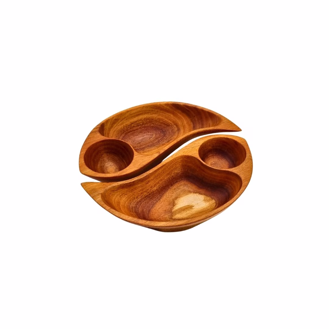 Dos fuentes de madera de aromo entrelazadas formando el símbolo del Yin y el Yang, vista superior.