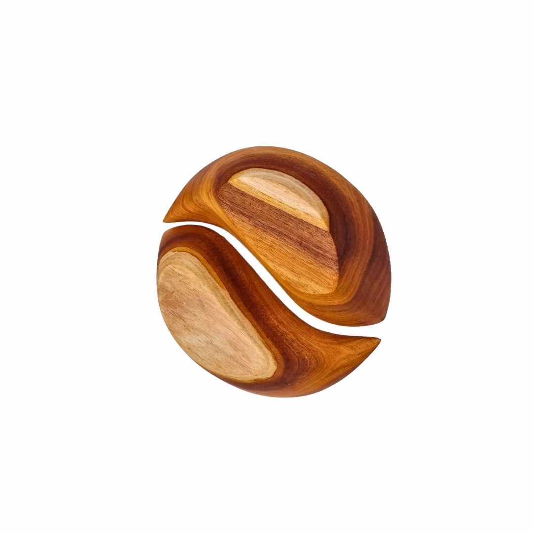 Vista inferior de las Fuentes Yin Yang de madera de aromo, mostrando las bases planas y el contraste de colores de la madera tallada a mano.