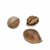 Nuez de madera tallada separada en tres partes, mostrando la cáscara vacía y el fruto de madera en su interior.