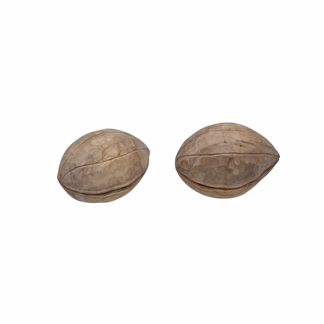 Dos nueces de madera cerradas talladas a mano con detalles de textura realista.