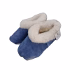 Par de pantuflas de cuero de reno azul con borde de gruesa lana natural blanca.