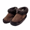 Par de pantuflas cerradas para invierno, confeccionadas en cuero reno color café con borde y forro interior de lana oscura.