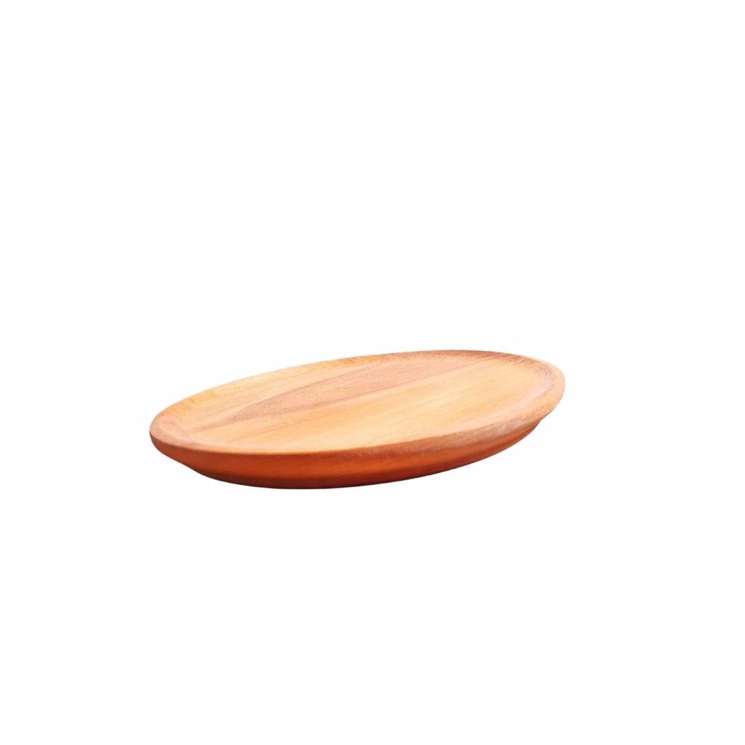 Vista en ángulo de un plato redondo de madera de raulí, ideal para servir carnes y asados.