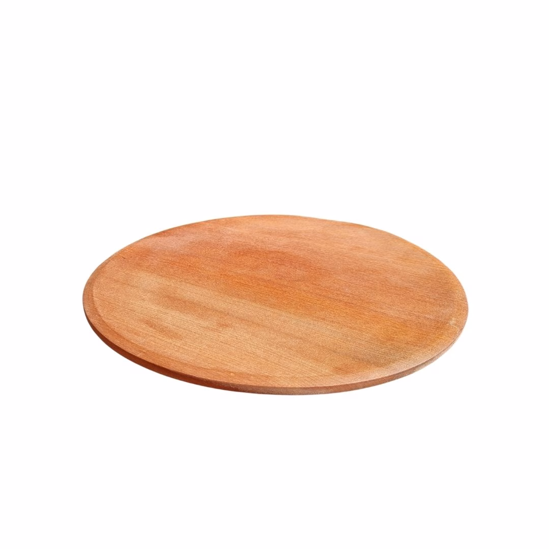 Plato redondo de madera de raulí tamaño grande de 29 cm visto en ángulo, mostrando su superficie lisa.