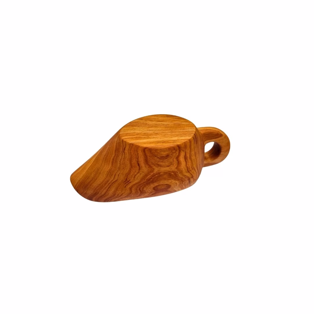 Vista de la base plana de la salsera de madera de aromo de 21x12 cm, apoyada boca abajo.