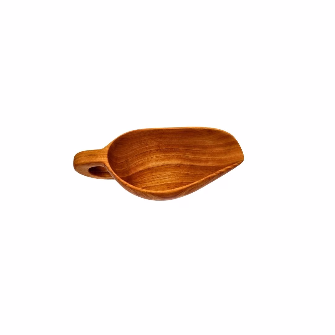 Vista superior de la salsera de madera de aromo de 21x12 cm, destacando su interior profundo y el diseño de la boquilla.