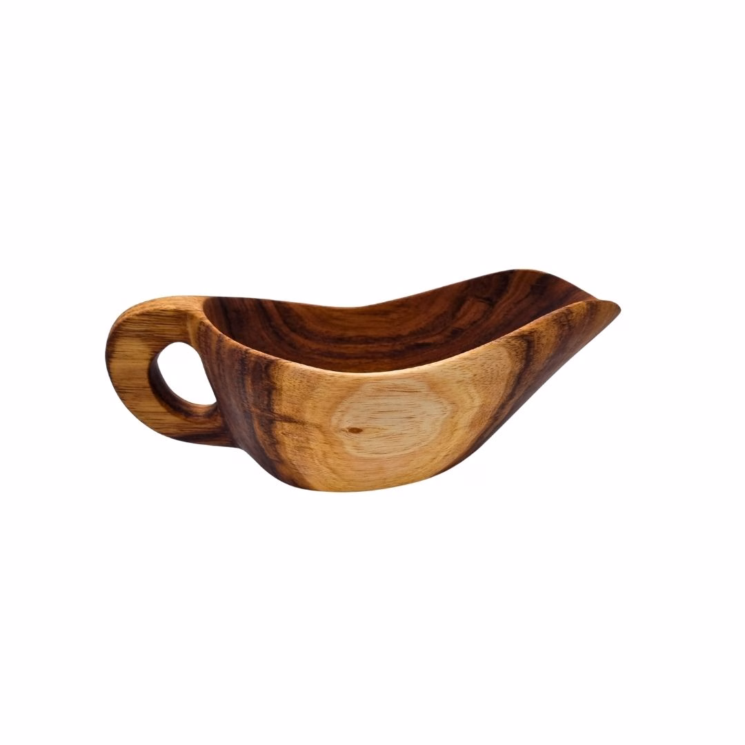 Vista de perfil de una salsera de madera nativa tallada a mano con asa en el lado izquierdo, tamaño 30x13 cm.