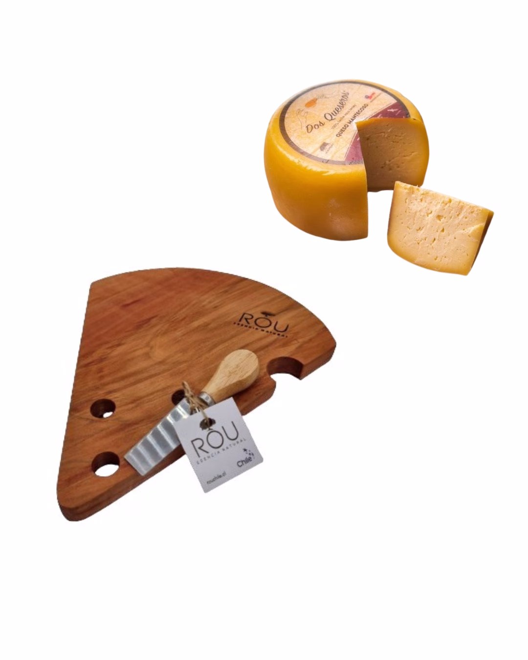 Set de aperitivo con tabla de madera con forma de cuña de queso, cuchillo y un queso mantecoso entero de 900 g.
