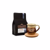 Set de regalo que incluye un tazón rústico de cerámica gres de 200cc sobre un posavasos de madera y una bolsa negra de café de especialidad Landorff de 250g.