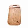 Vista frontal de tabla de asado de madera de lingue de 40 cm con diseño rústico de borde orgánico.