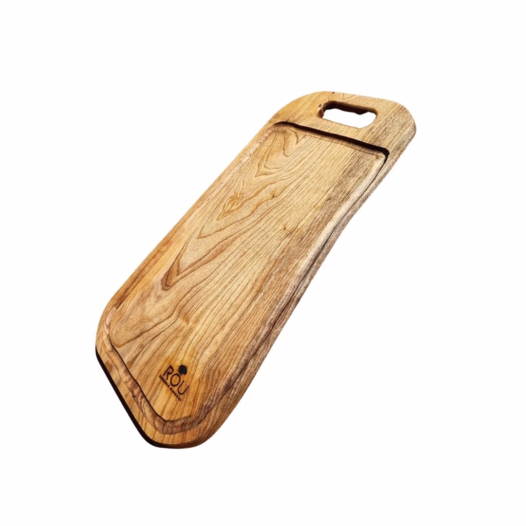 Vista en perspectiva de tabla de asado rústica de madera de lingue formato XL de 60 centímetros.
