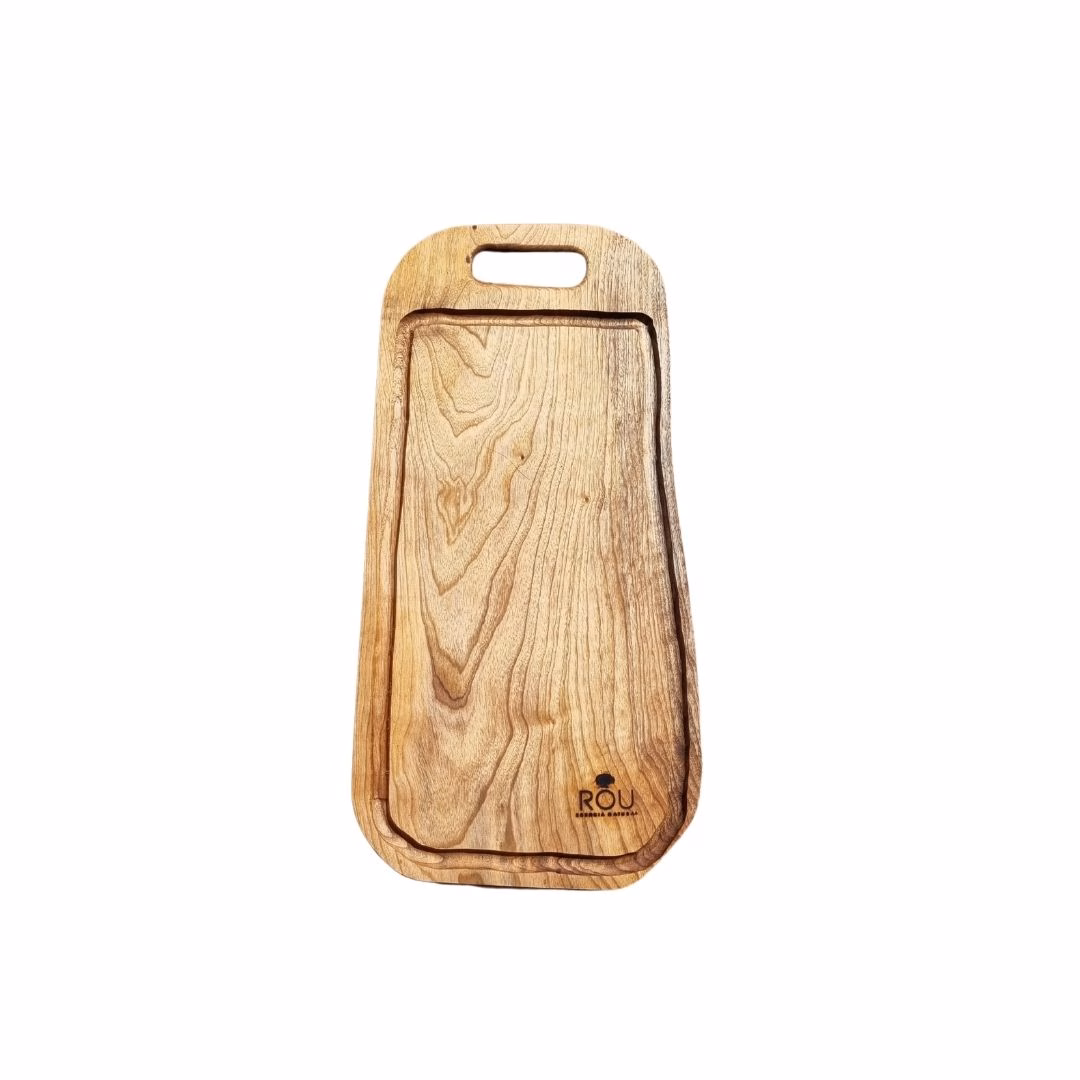 Vista frontal de tabla de asado tamaño XL de madera de lingue de 60 cm, mostrando sus hermosas vetas y canaleta antiderrame.