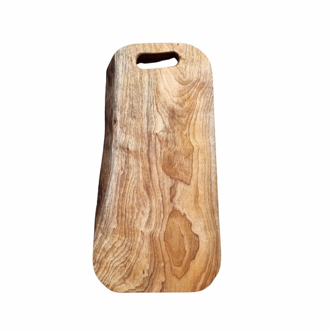 Reverso de tabla de asado de madera de lingue de 60 cm, con superficie completamente lisa y bordes orgánicos asimétricos.
