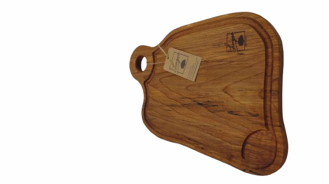 Vista en perspectiva de una tabla de madera nativa para asados de 39 cm, resaltando el grosor y el tallado de la canaleta.