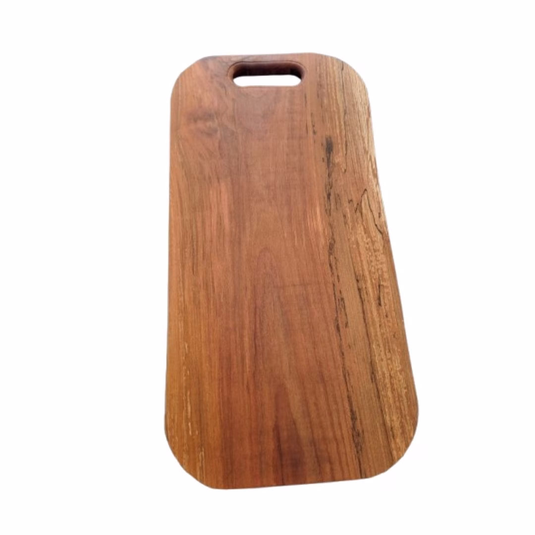 Reverso de tabla de asado de madera de roble apellinado de 60 cm, con superficie lisa y detalles oscuros de la madera.