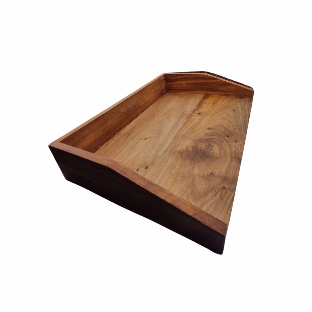 Vista en perspectiva de la tabla de amasar de madera nativa, ideal para preparar pan, pizzas y pastas artesanales.