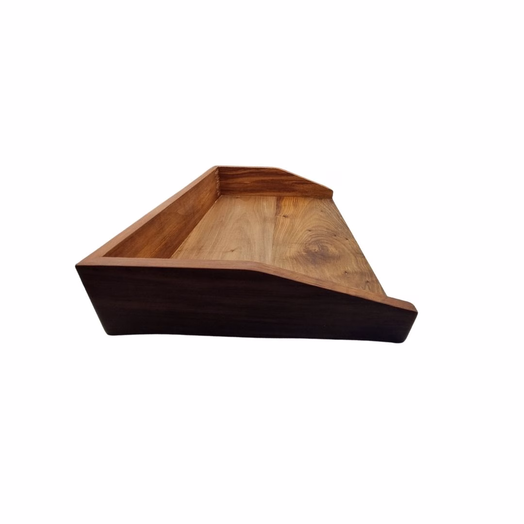 Vista de perfil de la tabla de amasar de madera, mostrando el diseño biselado y el grosor de los bordes laterales de contención.