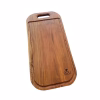 Vista frontal de tabla de asado de madera de roble apellinado de 60 cm, mostrando canaleta perimetral y logo ROU.