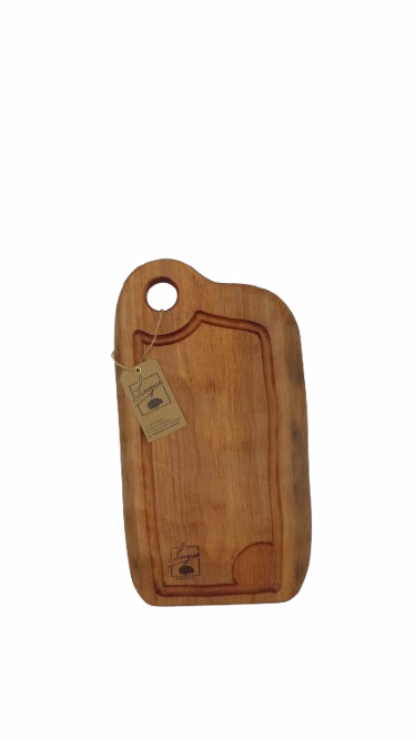 Vista frontal de la tabla multiuso de 40 cm, y las vetas naturales de la madera nativa.