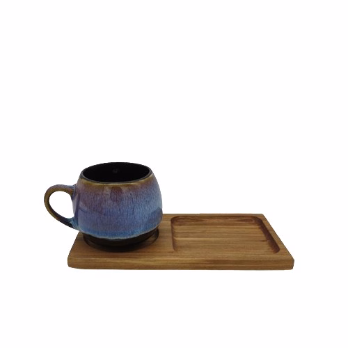 Tabla porta tazón de madera de raulí, mostrando una taza de cerámica azul en el posavasos y un espacio rectangular vacío para snacks.