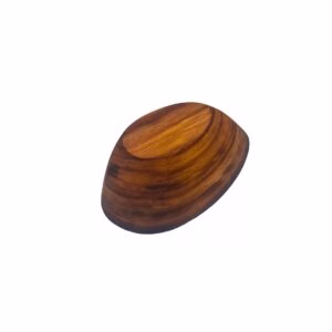Base y exterior de cuenco de madera con forma de palta, destacando el pulido artesanal.