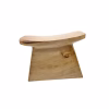 Vista frontal del wanco de laurel talla M, taburete tradicional mapuche de madera nativa con tonos claros y un nudo natural en su base.