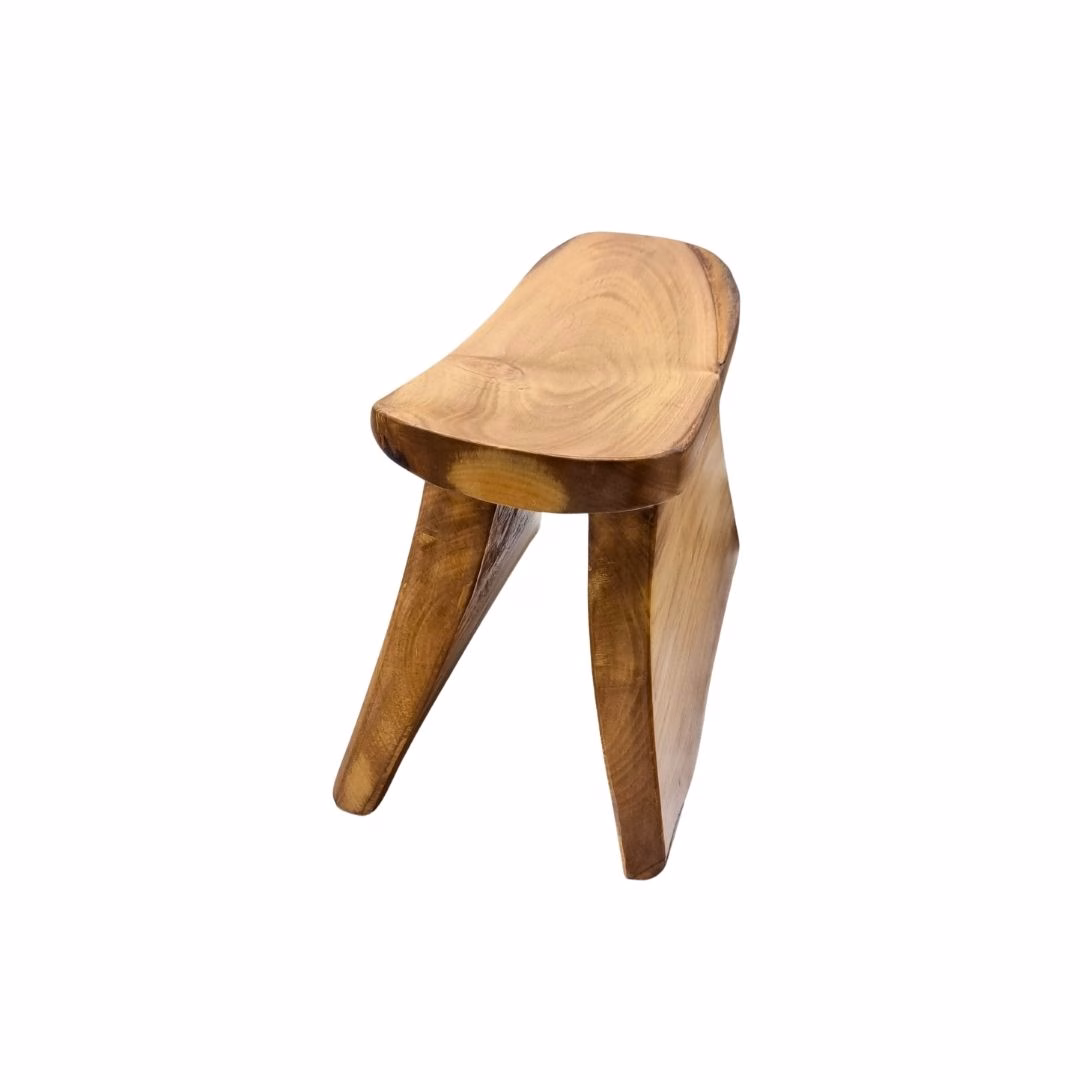 Vista en perspectiva del wanco de laurel talla S, mostrando el perfil, la profundidad del asiento y las vetas de la madera nativa.