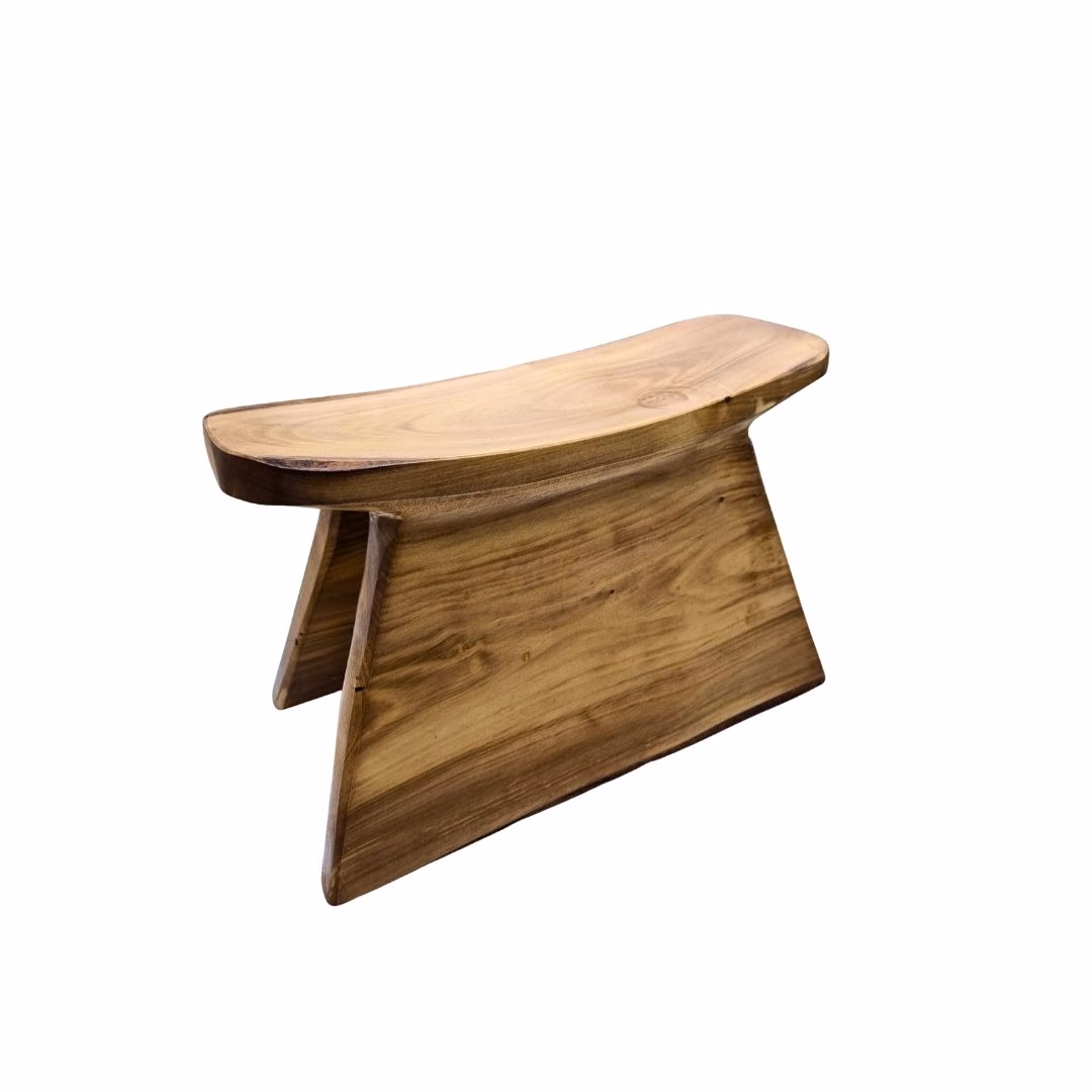 Vista frontal del wanco de laurel talla S, taburete tradicional mapuche de madera nativa con asiento cóncavo.