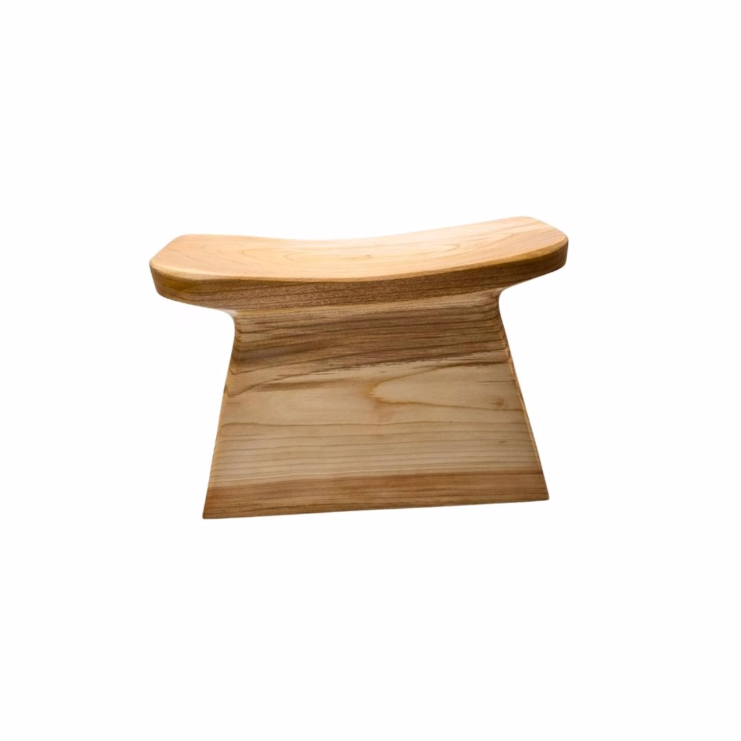 Perfil del Wanco de raulí talla M, taburete tradicional mapuche tallado en madera nativa mostrando su base sólida.