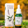 Frasco gotero y caja de infusión herbal de Culén (Otholobium glandulosum), Trapilawen, sobre madera en la naturaleza.