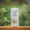 Frasco gotario y envase de cartón de la Infusión Herbal de Pino Insigne (Pinus radiata), en un entorno natural.