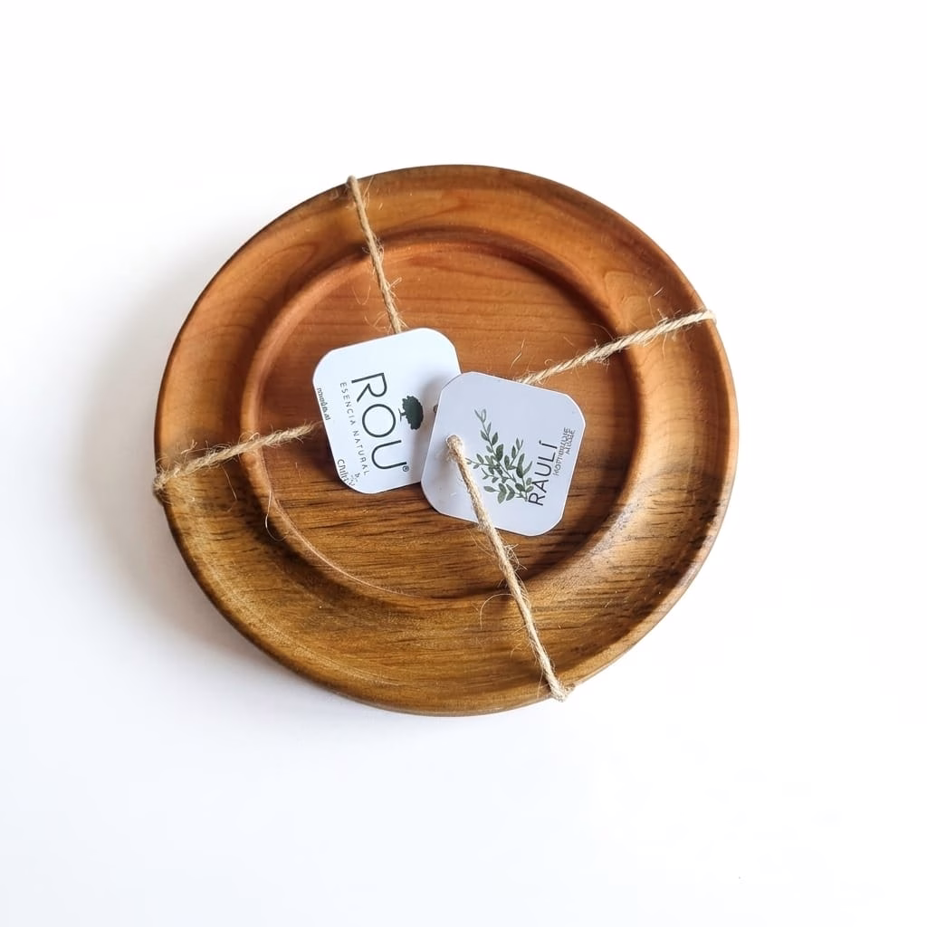 Posavasos redondo de madera de raulí atado con cordel rústico y etiquetas de la marca ROU Esencia Natural.