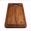 Vista superior de la tabla para asado de 40 cm en madera de roble o coigüe, con el logo grabado de ROU Esencia Natura.