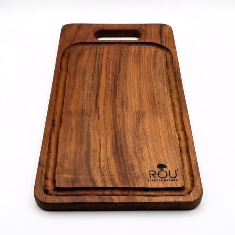 Vista superior de la tabla para asado de 40 cm en madera de roble o coigüe, con el logo grabado de ROU Esencia Natura.