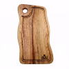 Vista superior completa de la tabla multiuso de madera de 35 cm con su borde natural y canal de goteo sobre fondo blanco aislada.