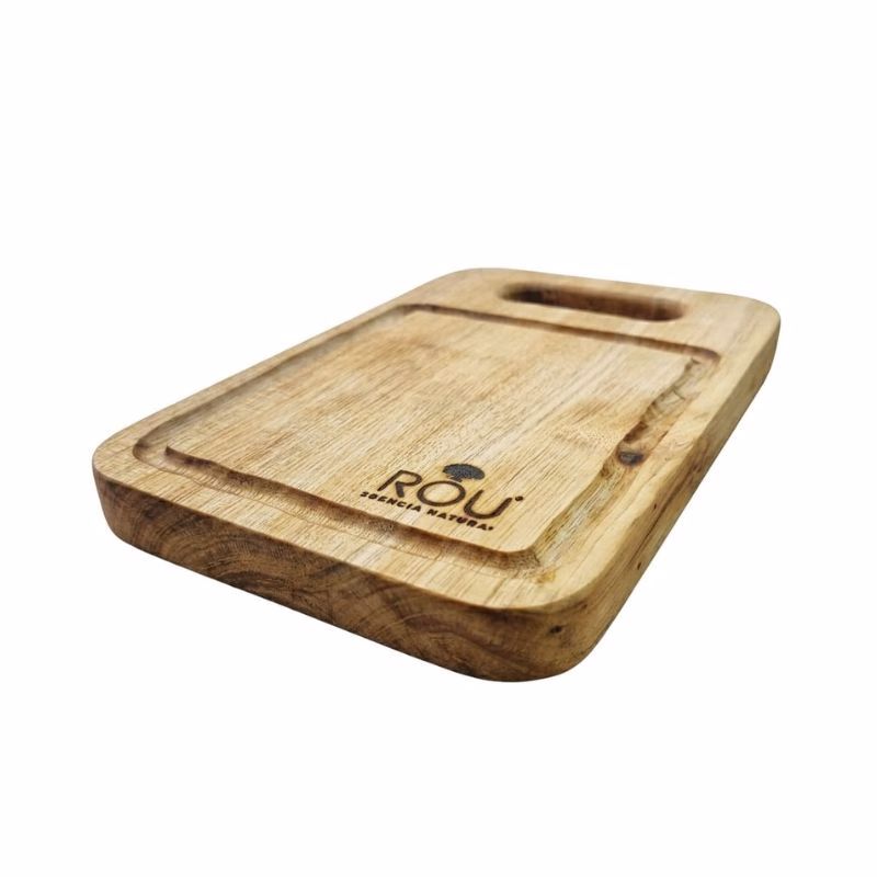 Tabla multiuso de madera nativa de lingue de 30 cm, vista en ángulo mostrando su grosor, canaleta y el logo grabado de ROU.