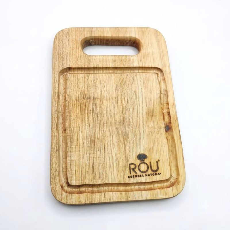 Vista frontal superior de la tabla multiuso de 30 cm en madera de lingue, destacando sus vetas claras, canaleta y agarre ergonómico.