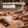 Niña amasando galletas con texto gráfico que indica que el uslero de madera mide 20 cm de largo total.
